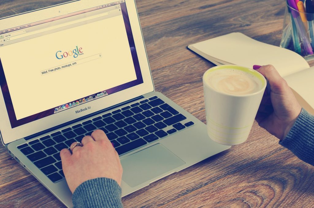 На экране ноутбука стартовая страница поиска Google, эксперты Searchmetrics дают рекомендации по SEO оптимизации на 2019 год